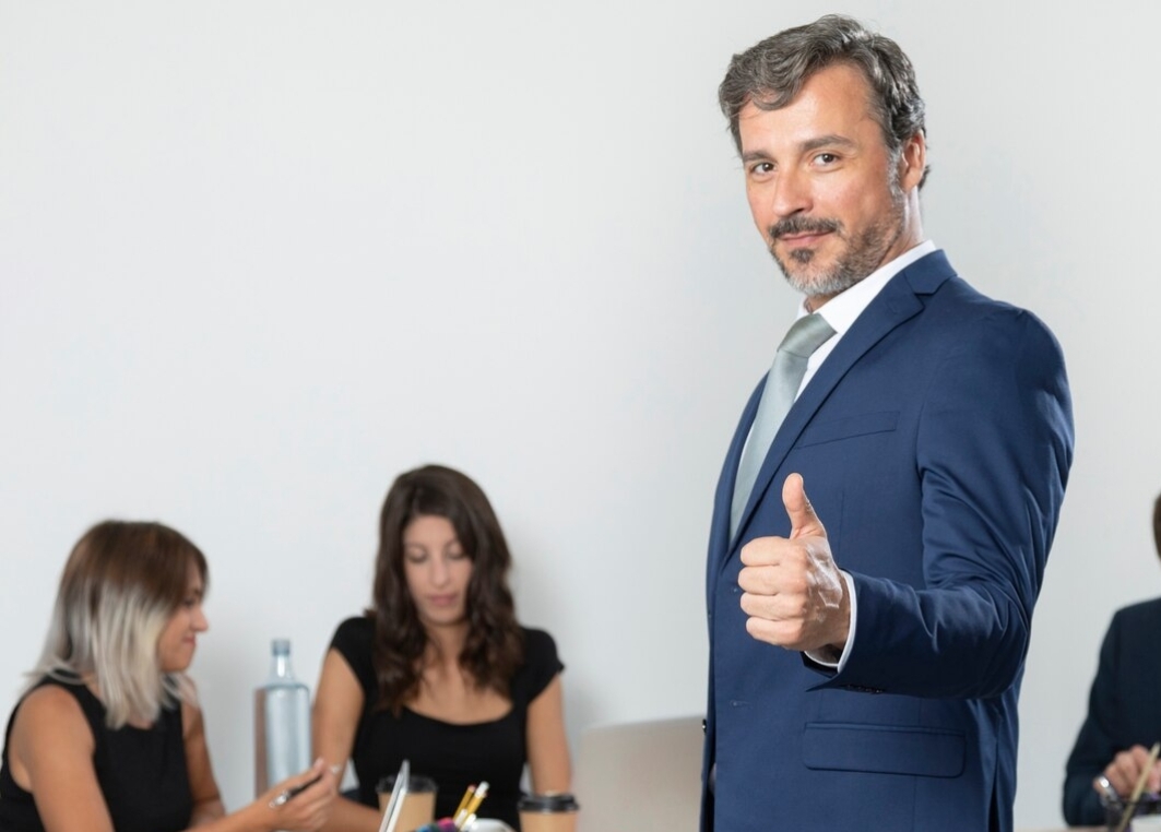 Karriere als CEO / CSO / COO / CFO / CMO: Was Du Mitbringen Musst – Fähigkeiten und Erfahrungen für Top-Management-Positionen